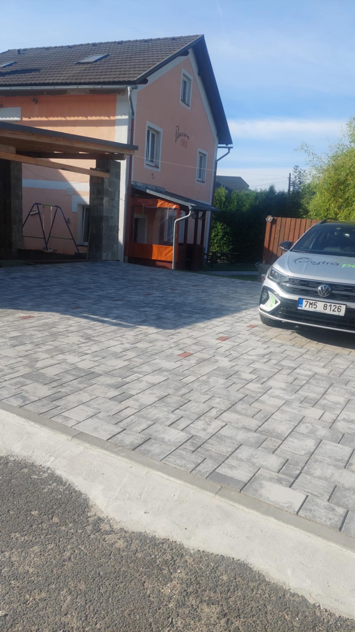 Příjezd a parkoviště